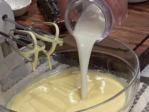 Melk og vegetabilsk olje tilsettes i eggedosisen