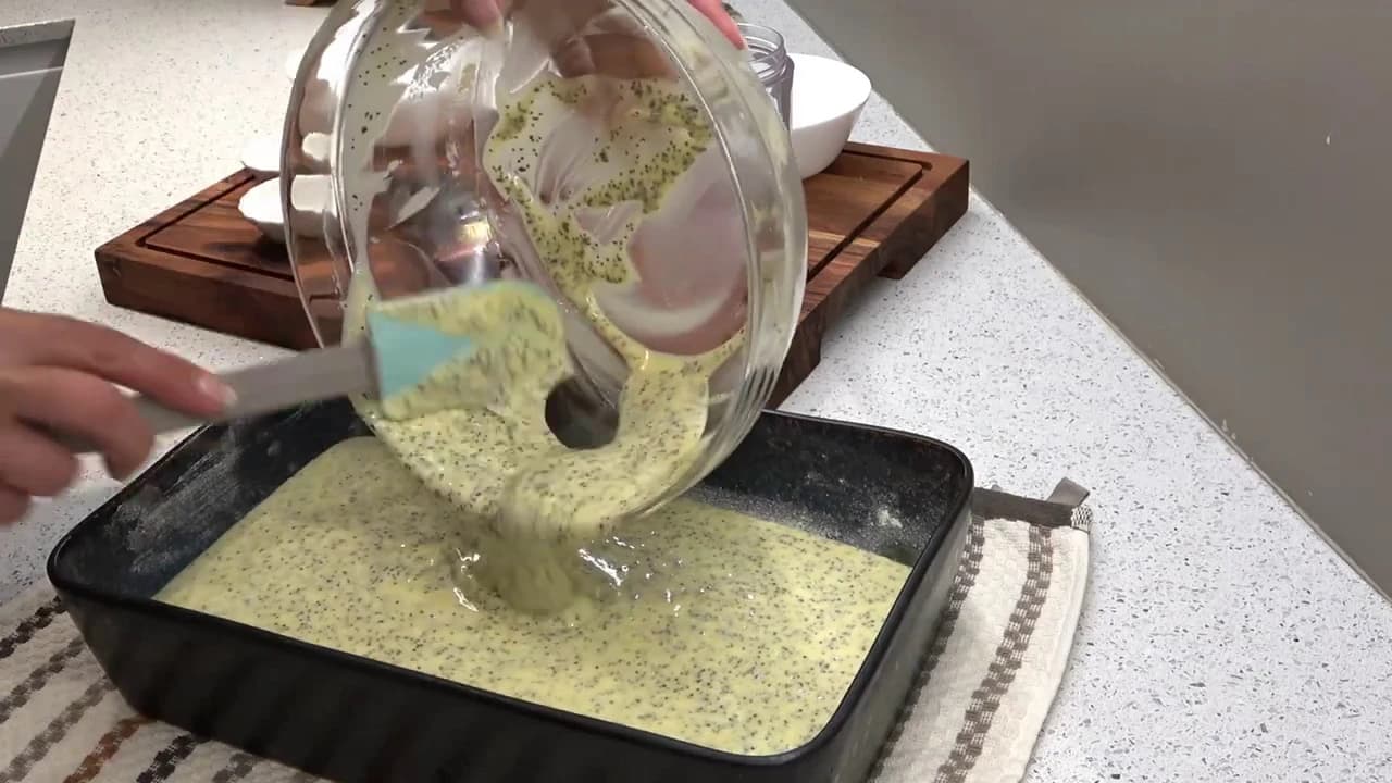 Røren til valmuekaken helles i en smurt og melet bakeform.