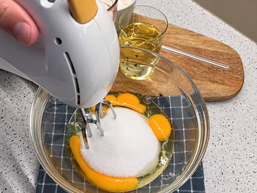 Egg og sukker piskes sammen i en bolle til Karidopita.