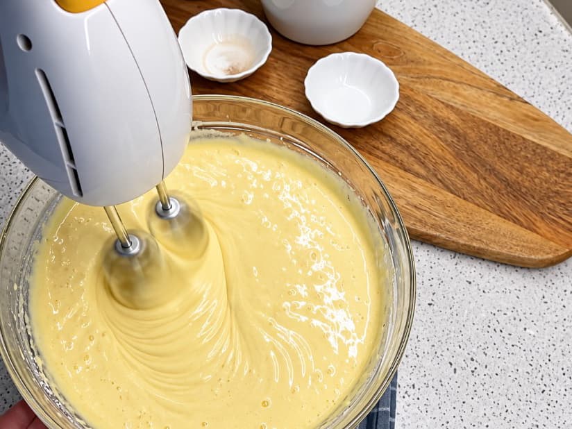 Røren piskes til en jevn blanding etter at de tørre ingrediensene er tilsatt.