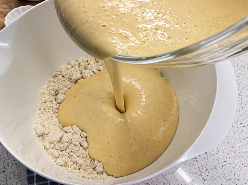 Eggedosisen helles over blandingen av hvetemel og valnøtter.