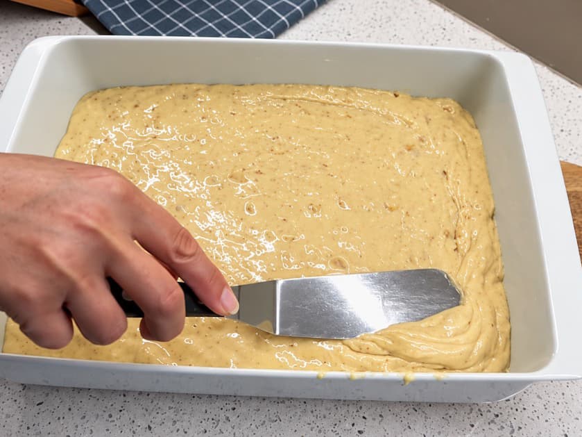 Karidopitarøren fordeles jevnt i en smurt ildfast form.