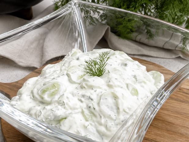 Kremet agurksalat med dill, hvitløk og gresk yoghurt.