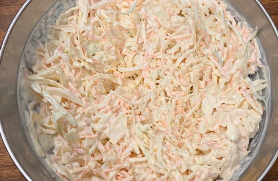 Ferdigblandet coleslaw med kål, gulrot og kremet dressing.