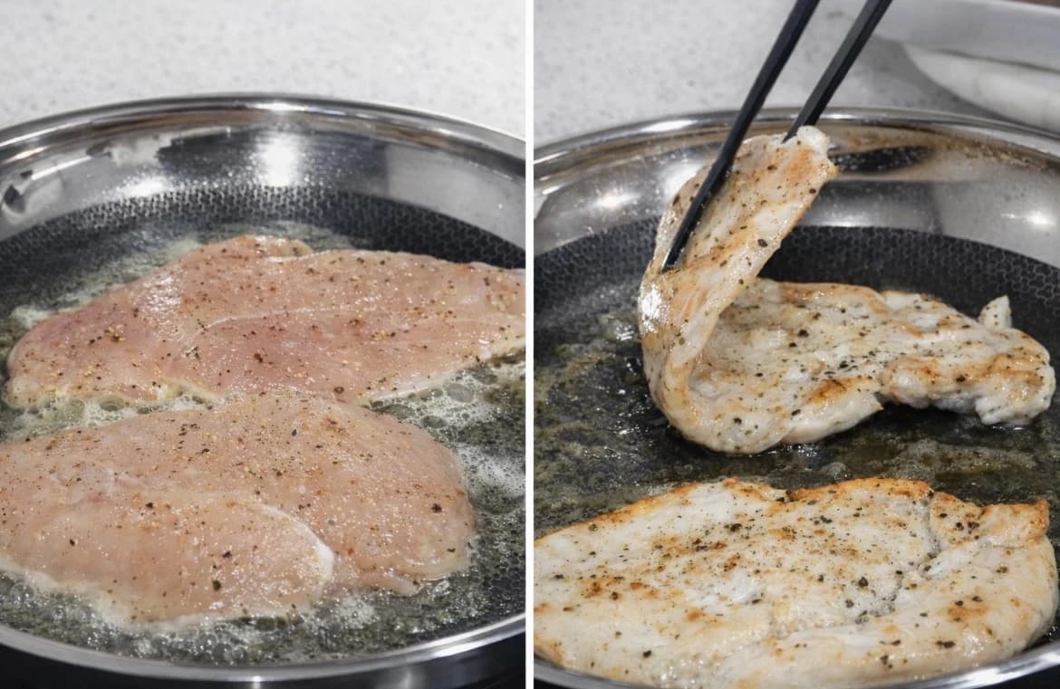 Kyllingfileter stekes i en stekepanne med olivenolje og smør til de får en gyllen stekeskorpe.