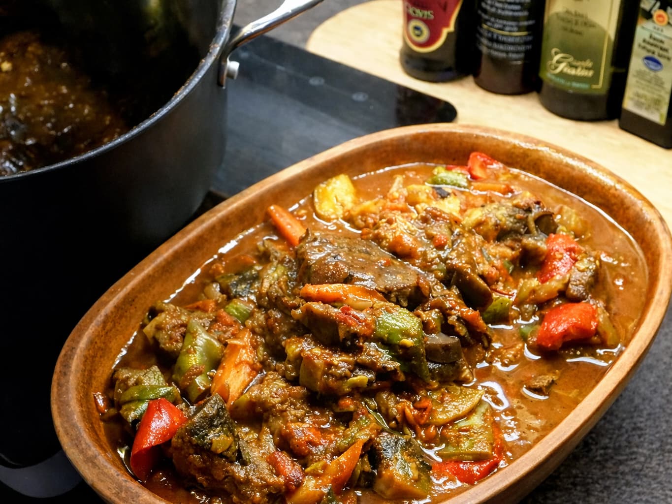 Slow cooked oksekjøttgryte med grønnsaker etter langtidssteking i ovnen.
