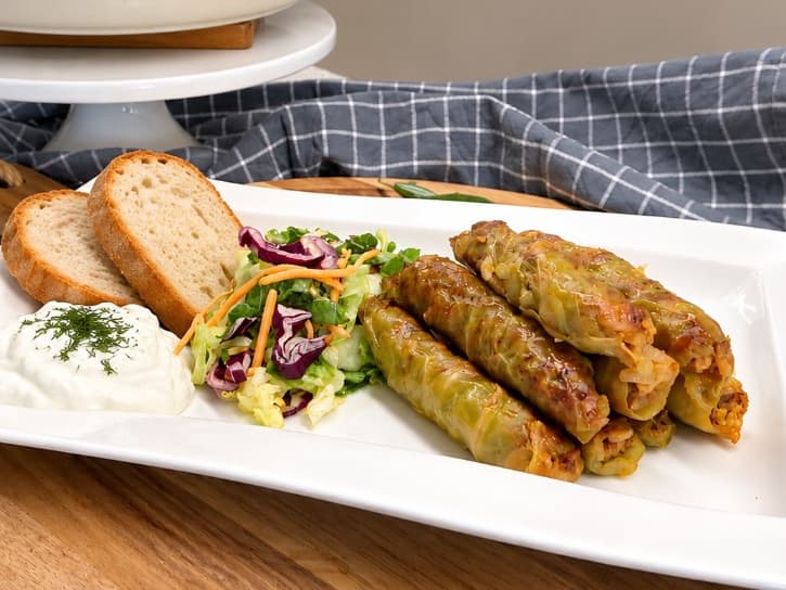 Kålrulletter med kjøtt- og risfyll servert med salat, brød og naturell yoghurt.