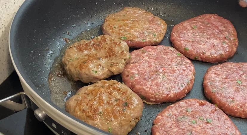 Saftige kjøttkaker stekes i panne med litt olivenolje til de får en gyllen stekeskorpe