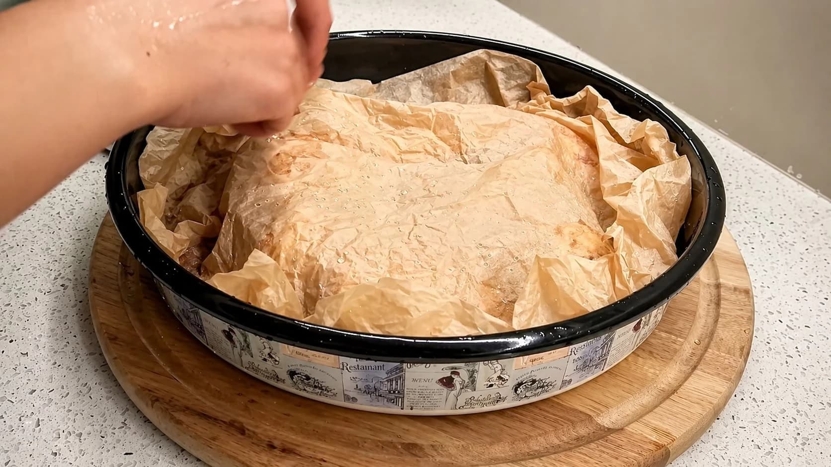 Kyllinglår i ildfast form dekket med fuktet bakepapir før steking