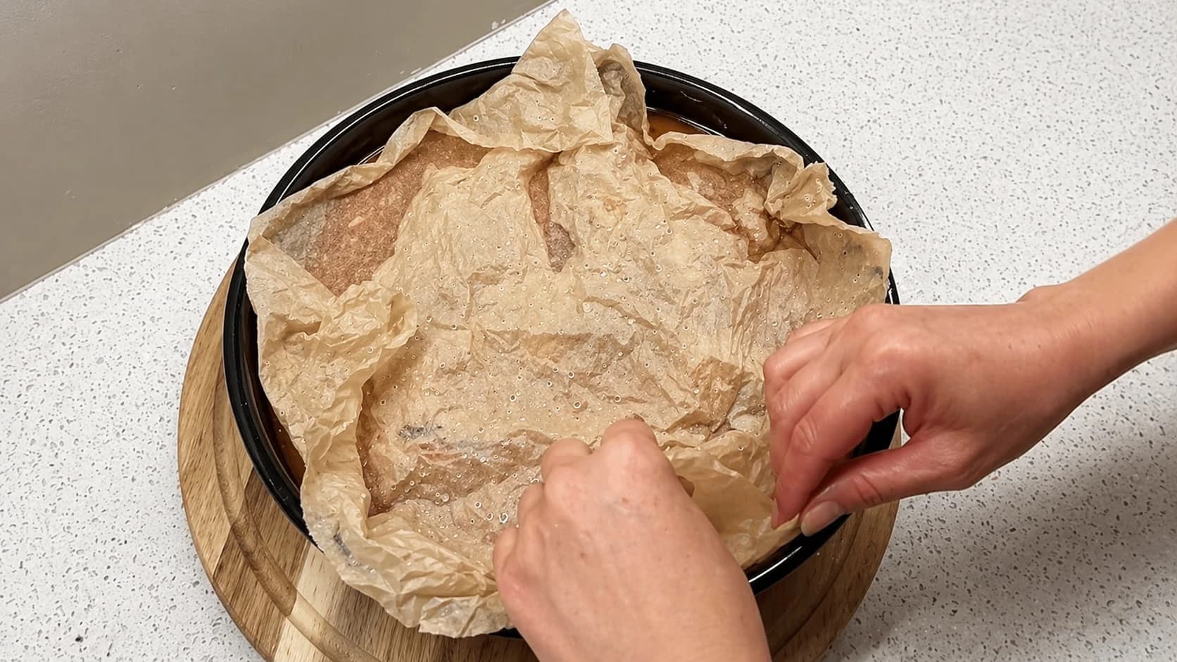 Kylling og ris i ildfast form dekket med fuktet bakepapir før siste stekerunde