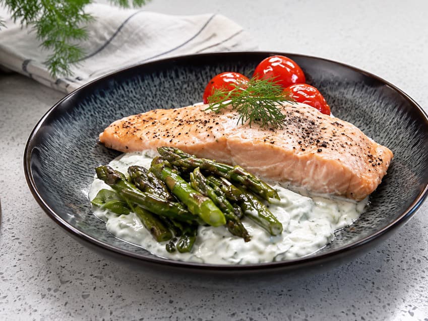 Saftig ovnsbakt laks servert med kremet agurksalat