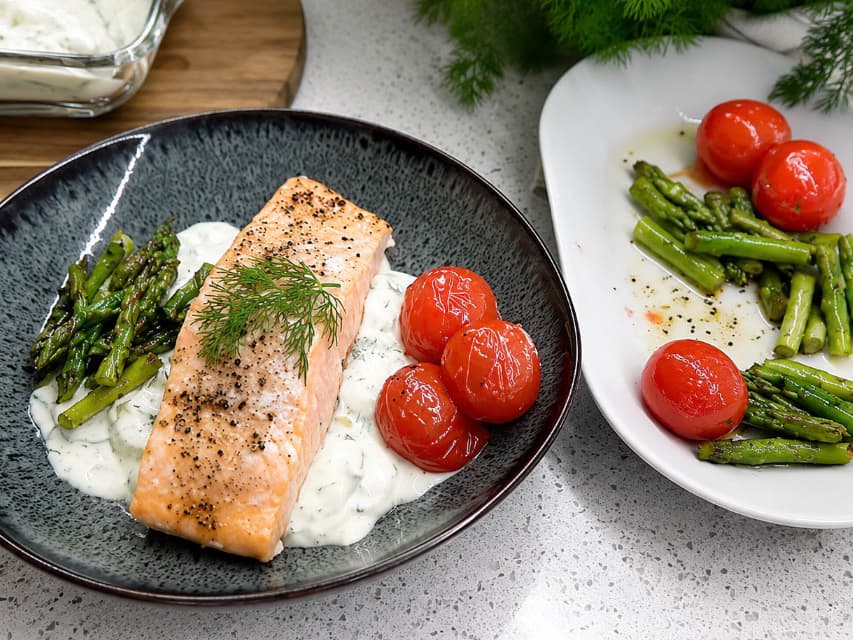 Ovnsbakt laks med kremet agurksalat og stekt asparges, servert med sitron