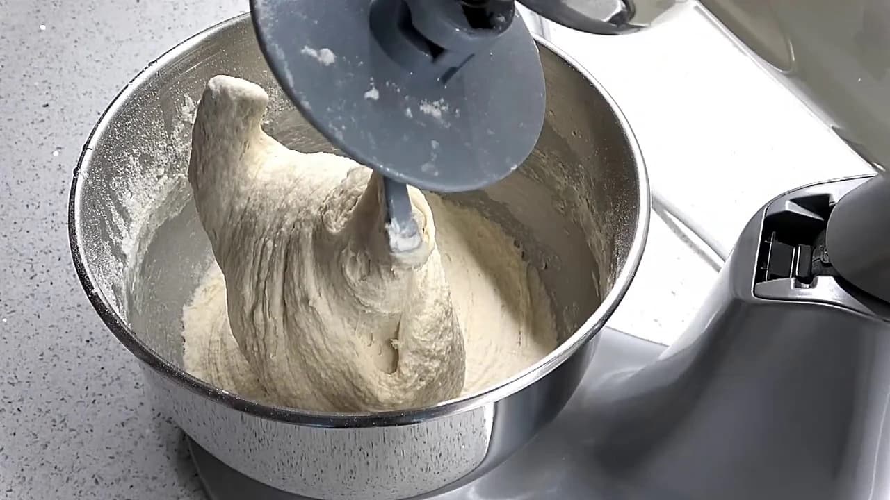 Burekdeig eltes i en kjøkkenmaskin til den blir myk og smidig.